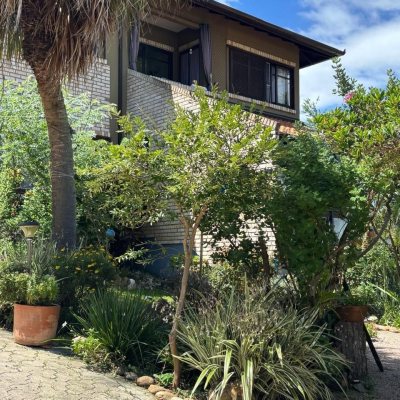 Casa Residencial com 228m², 3 quartos, 1 suíte, 2 garagens, no bairro Sambaqui em Florianópolis
