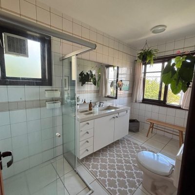 Casa Residencial com 228m², 3 quartos, 1 suíte, 2 garagens, no bairro Sambaqui em Florianópolis