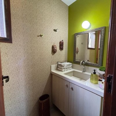 Casa Residencial com 228m², 3 quartos, 1 suíte, 2 garagens, no bairro Sambaqui em Florianópolis