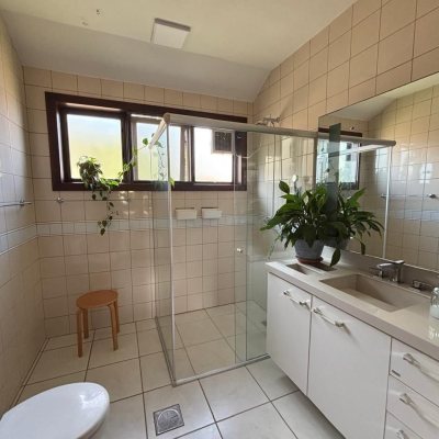 Casa Residencial com 228m², 3 quartos, 1 suíte, 2 garagens, no bairro Sambaqui em Florianópolis