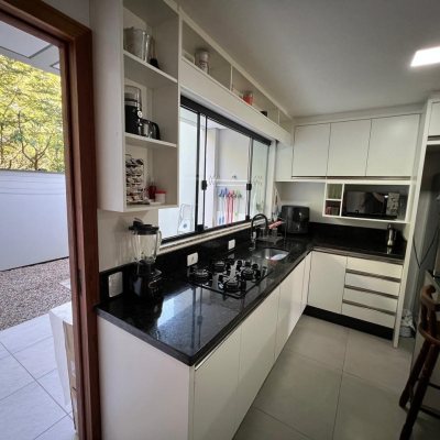 Sobrado Residencial com 83m², 2 quartos, 2 suítes, 2 garagens, no bairro Forquilhas em São José