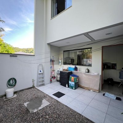 Sobrado Residencial com 83m², 2 quartos, 2 suítes, 2 garagens, no bairro Forquilhas em São José