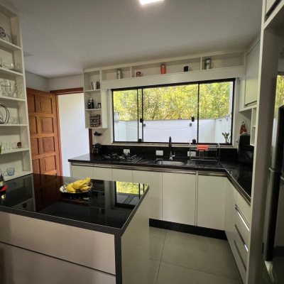 Sobrado Residencial com 83m², 2 quartos, 2 suítes, 2 garagens, no bairro Forquilhas em São José