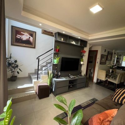 Sobrado Residencial com 83m², 2 quartos, 2 suítes, 2 garagens, no bairro Forquilhas em São José