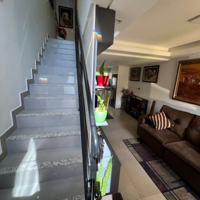 Sobrado Residencial com 83m², 2 quartos, 2 suítes, 2 garagens, no bairro Forquilhas em São José