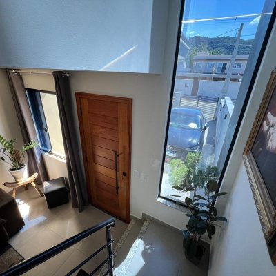 Sobrado Residencial com 83m², 2 quartos, 2 suítes, 2 garagens, no bairro Forquilhas em São José