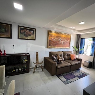 Sobrado Residencial com 83m², 2 quartos, 2 suítes, 2 garagens, no bairro Forquilhas em São José