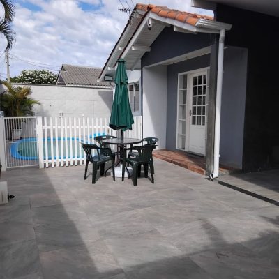 Casa Residencial com 130m², 3 quartos, 1 suíte, 2 garagens, no bairro São João Do Rio Vermelho em Florianópolis