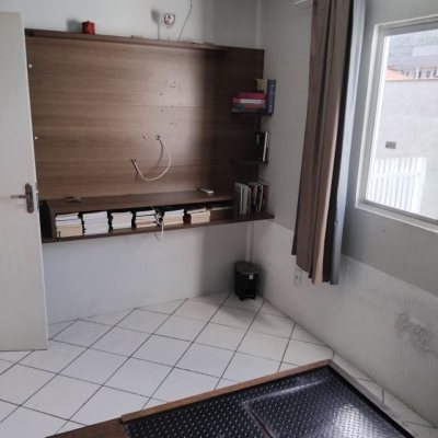 Casa Residencial com 130m², 3 quartos, 1 suíte, 2 garagens, no bairro São João Do Rio Vermelho em Florianópolis