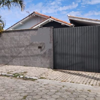 Casa Residencial com 130m², 3 quartos, 1 suíte, 2 garagens, no bairro São João Do Rio Vermelho em Florianópolis