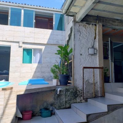 Casa Residencial com 330m², 8 quartos (sendo 3 suítes), 2 garagens, no bairro Santinho em Florianópolis