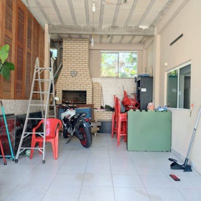 Casa Residencial com 330m², 8 quartos (sendo 3 suítes), 2 garagens, no bairro Santinho em Florianópolis