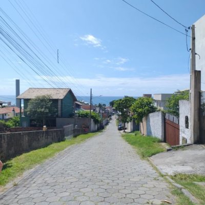 Casa Residencial com 330m², 8 quartos (sendo 3 suítes), 2 garagens, no bairro Santinho em Florianópolis