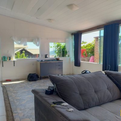 Casa Residencial com 330m², 8 quartos (sendo 3 suítes), 2 garagens, no bairro Santinho em Florianópolis