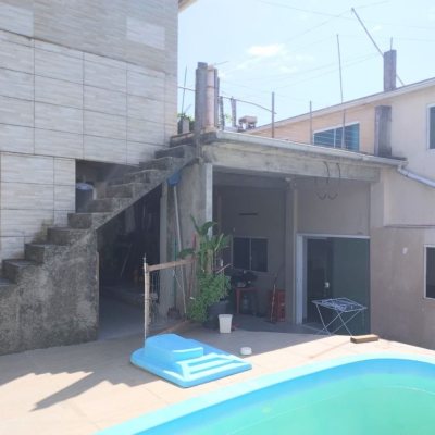 Casa Residencial com 330m², 8 quartos (sendo 3 suítes), 2 garagens, no bairro Santinho em Florianópolis