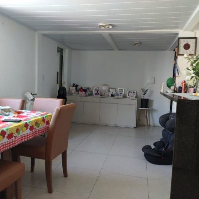 Casa Residencial com 330m², 8 quartos (sendo 3 suítes), 2 garagens, no bairro Santinho em Florianópolis