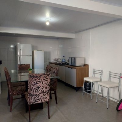 Casa Residencial com 330m², 8 quartos (sendo 3 suítes), 2 garagens, no bairro Santinho em Florianópolis