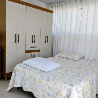 Casa Residencial com 330m², 8 quartos (sendo 3 suítes), 2 garagens, no bairro Santinho em Florianópolis