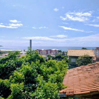 Casa Residencial com 330m², 8 quartos (sendo 3 suítes), 2 garagens, no bairro Santinho em Florianópolis