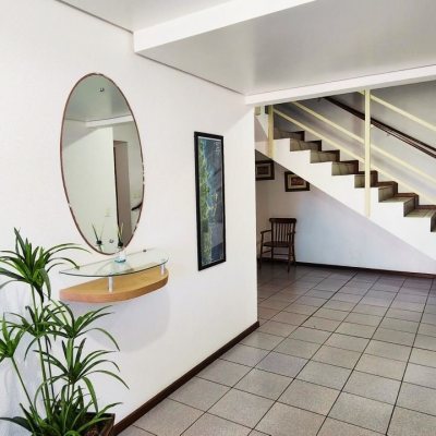 Apartamentos com 74m², 2 quartos, 1 garagem, no bairro Barra Da Lagoa em Florianópolis