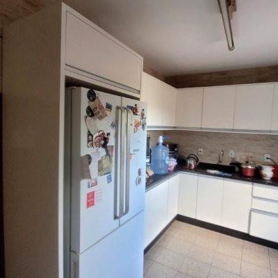 Casa Residencial com 136m², 3 quartos, 1 suíte, 2 garagens, no bairro Barreiros em São José