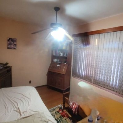 Casa Residencial com 136m², 3 quartos, 1 suíte, 2 garagens, no bairro Barreiros em São José