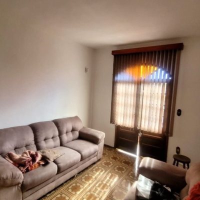 Casa Residencial com 136m², 3 quartos, 1 suíte, 2 garagens, no bairro Barreiros em São José