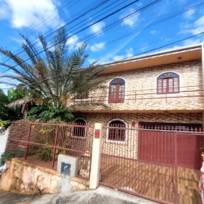 Casa Residencial com 136m², 3 quartos, 1 suíte, 2 garagens, no bairro Barreiros em São José