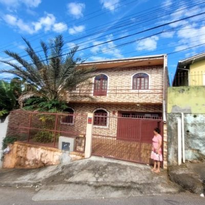 Casa Residencial com 136m², 3 quartos, 1 suíte, 2 garagens, no bairro Barreiros em São José