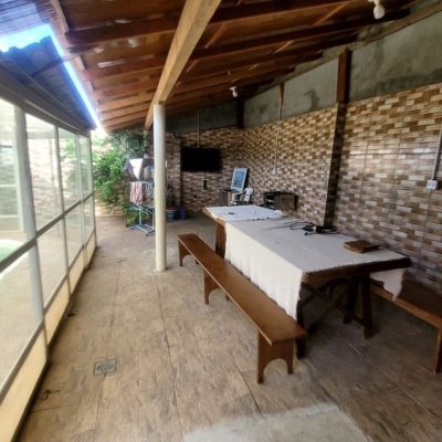 Casa Residencial com 136m², 3 quartos, 1 suíte, 2 garagens, no bairro Barreiros em São José