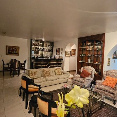 Apartamentos com 211m², 4 quartos, 1 suíte, 2 garagens, no bairro Centro em Florianópolis