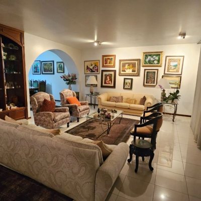 Apartamentos com 211m², 4 quartos, 1 suíte, 2 garagens, no bairro Centro em Florianópolis