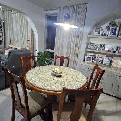 Apartamentos com 211m², 4 quartos, 1 suíte, 2 garagens, no bairro Centro em Florianópolis
