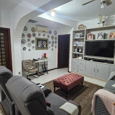 Apartamentos com 211m², 4 quartos, 1 suíte, 2 garagens, no bairro Centro em Florianópolis