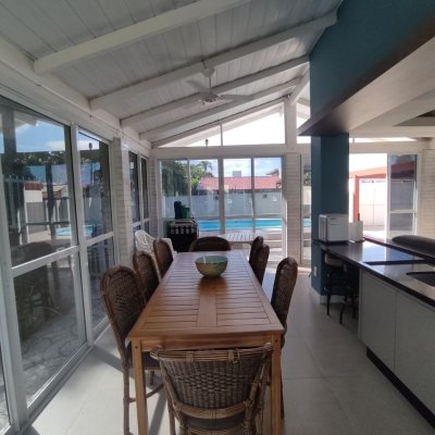 Casa Residencial com 119m², 3 quartos (sendo 1 suíte), 2 garagens, no bairro Daniela em Florianópolis