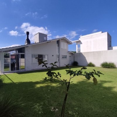 Casa Residencial com 119m², 3 quartos (sendo 1 suíte), 2 garagens, no bairro Daniela em Florianópolis