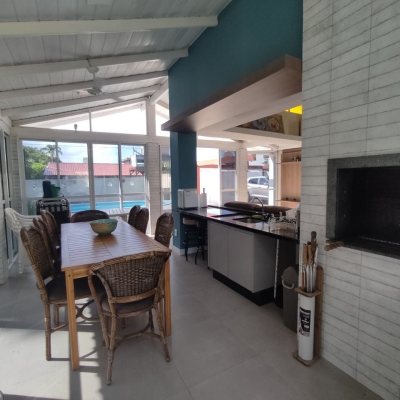 Casa Residencial com 119m², 3 quartos (sendo 1 suíte), 2 garagens, no bairro Daniela em Florianópolis