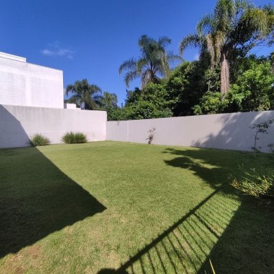 Casa Residencial com 119m², 3 quartos (sendo 1 suíte), 2 garagens, no bairro Daniela em Florianópolis