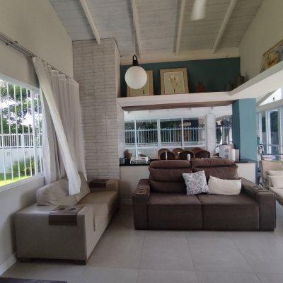 Casa Residencial com 119m², 3 quartos (sendo 1 suíte), 2 garagens, no bairro Daniela em Florianópolis