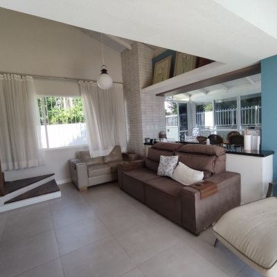 Casa Residencial com 119m², 3 quartos (sendo 1 suíte), 2 garagens, no bairro Daniela em Florianópolis