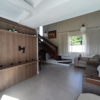 Casa Residencial com 119m², 3 quartos (sendo 1 suíte), 2 garagens, no bairro Daniela em Florianópolis