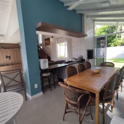 Casa Residencial com 119m², 3 quartos (sendo 1 suíte), 2 garagens, no bairro Daniela em Florianópolis