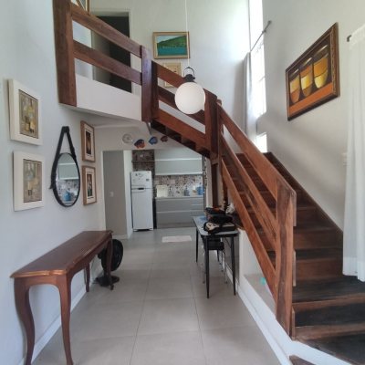 Casa Residencial com 119m², 3 quartos (sendo 1 suíte), 2 garagens, no bairro Daniela em Florianópolis