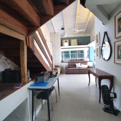 Casa Residencial com 119m², 3 quartos (sendo 1 suíte), 2 garagens, no bairro Daniela em Florianópolis