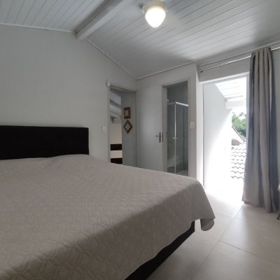 Casa Residencial com 119m², 3 quartos (sendo 1 suíte), 2 garagens, no bairro Daniela em Florianópolis