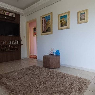 Casa Residencial com 218m², 4 quartos (sendo 1 suíte), 2 garagens, no bairro Trindade em Florianópolis