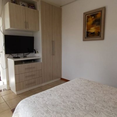 Casa Residencial com 218m², 4 quartos (sendo 1 suíte), 2 garagens, no bairro Trindade em Florianópolis