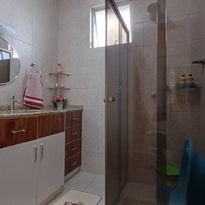 Casa Residencial com 218m², 4 quartos (sendo 1 suíte), 2 garagens, no bairro Trindade em Florianópolis