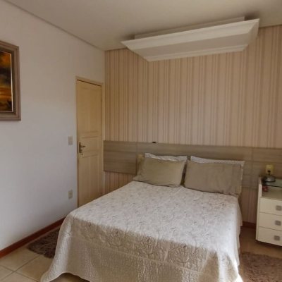 Casa Residencial com 218m², 4 quartos (sendo 1 suíte), 2 garagens, no bairro Trindade em Florianópolis