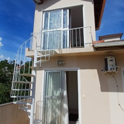 Casa Residencial com 218m², 4 quartos (sendo 1 suíte), 2 garagens, no bairro Trindade em Florianópolis